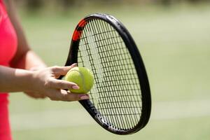 cerca arriba de un tenis jugador golpear el pelota con raqueta foto