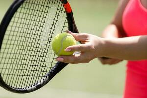 cerca arriba de un tenis jugador golpear el pelota con raqueta foto