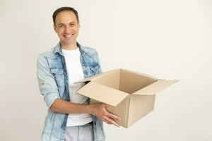 sonriente entrega hombre dando caja de tarjetas en blanco antecedentes foto