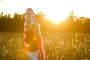 hermosa joven mujer con Estados Unidos bandera foto