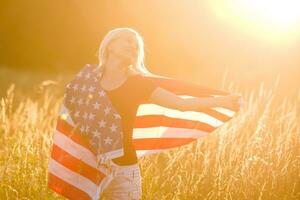 hermosa joven mujer con Estados Unidos bandera foto