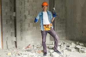 personal de mantenimiento con un herramienta cinturón. casa renovación servicio. foto