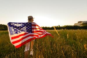 hermosa joven mujer con Estados Unidos bandera foto