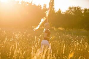 mujer con un cometa en el campo foto