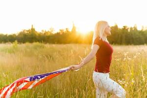 hermosa joven mujer con Estados Unidos bandera foto