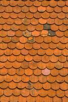 un naranja embaldosado techo foto