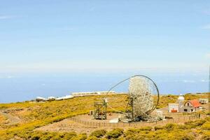 el radio telescopio en parte superior de un montaña foto