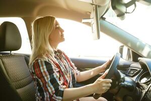 sonriente mujer sentado en coche foto