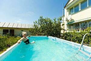 marco piscina en el jardín de un privado casa, verano foto