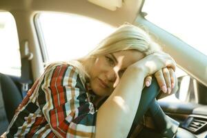 estresado mujer conductor sentado dentro su coche foto