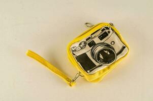 un amarillo cámara bolso con un cremallera foto