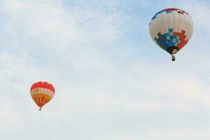 vistoso caliente aire globos en vuelo foto