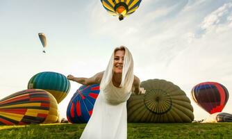 mujer y un caliente aire globo, verano foto