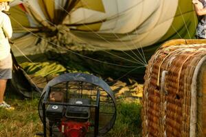 caliente aire globo cesta en césped antecedentes. esta tiene recorte camino. foto