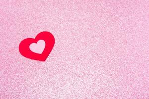 corazón en un rosado antecedentes para un saludo tarjeta o bandera para San Valentín día, Copiar espacio foto