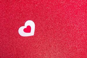 corazón en un rojo antecedentes para un saludo tarjeta o bandera para San Valentín día, Copiar espacio foto