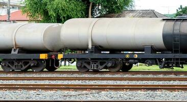 el diferente Talla de el petróleo petrolero vagón en el carga tren. foto