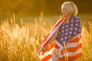 hermosa joven mujer con Estados Unidos bandera foto