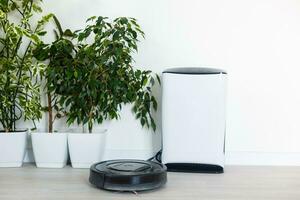 robot vacío limpiador y aire purificador trabajando en moderno hogar foto