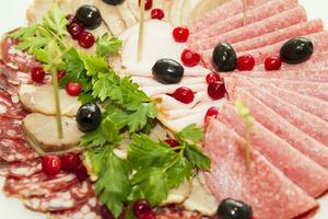 buffet plato. salchicha cortar decorado con verduras foto