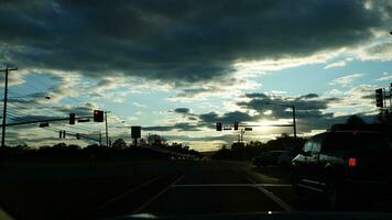 el autopista paisaje con nubes y puesta de sol cielo como antecedentes foto