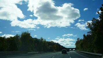 el autopista paisaje con lado ver y nublado cielo como antecedentes foto