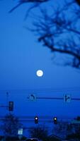 el Luna noche ver con el lleno Luna y nubes en el cielo foto