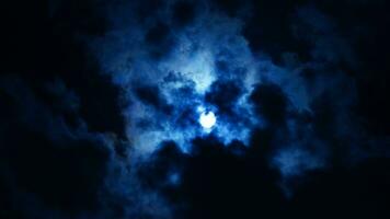 el Luna noche ver con el lleno Luna y nubes en el cielo foto