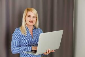 un mujer es trabajando remotamente utilizando vídeo conferencia y reuniones y trabajo remotamente desde hogar, exitoso trabajo foto