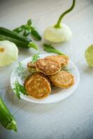 frito vegetal panqueques desde squash y calabacín con hierbas foto