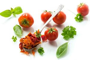 pequeño piezas de seco Tomates siguiente a Fresco Tomates foto