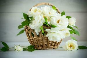 ramo de flores de hermosa blanco rosas en mesa foto