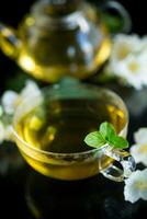 composición con taza de jazmín té y flores foto