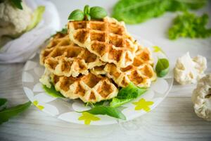 vegetal gofres cocido con coliflor en un plato foto