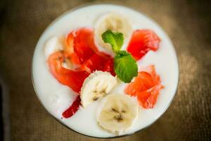 hecho en casa dulce yogur con bananas y piezas de Fruta jalea foto