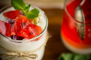 hecho en casa dulce yogur con Fruta jalea piezas foto