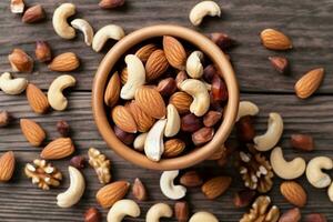 ai generado sano mezcla nueces en de madera antecedentes. Almendras, avellanas, anacardos, miseria, brasileño nueces. generativo ai. foto