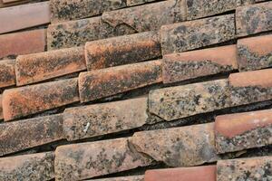 a close up of a roof tiles pattern photo
