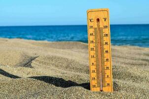 un termómetro en el playa foto