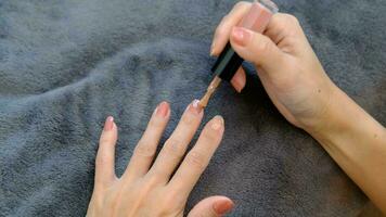 asiatisk kvinnas händer målning naglar skönhet på din fingertopparna video