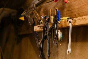 antiguo garaje lleno de herramientas y cosas foto