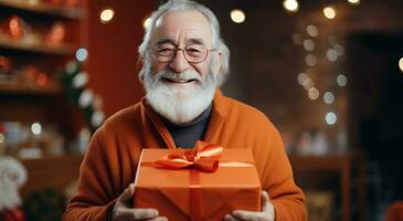 ai generado un más viejo hombre participación un naranja regalo caja foto