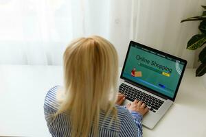 mujer participación ordenador portátil para en línea compras foto