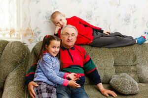 abuelos gasto hora con nietos en sofá foto
