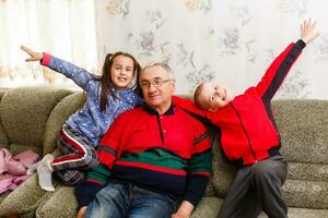 abuelos gasto hora con nietos en sofá foto
