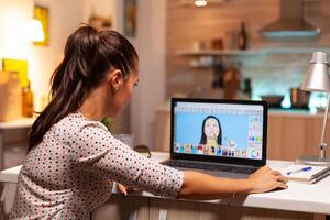 contenido creador utilizando edición software en hogar oficina durante noche tiempo. fotógrafo haciendo enviar producción utilizando software y actuación computadora portátil, artista, ocupación, pantalla, gráfico foto