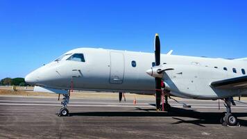 privado exclusivo pequeño chorro aeronave estacionado en pista de aeropuerto, azul cielo área, privado chorro en el pista. foto