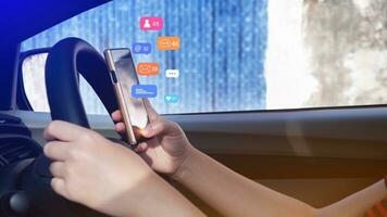 mujer utilizando social medios de comunicación y digital en línea márketing conceptos en móvil Los telefonos con íconos tal como notificaciones, mensajes, comentarios en el teléfono inteligente pantalla en coche. foto