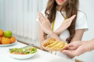 belleza Delgado hembra cuerpo confundir francés papas fritas y frito pollo. mujer en restaurante logra peso pérdida objetivo para sano vida, loco acerca de delgadez, Delgado cintura, nutricionista. dieta, cuerpo forma. foto