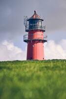 faro detrás un dique a norte mar costa en Alemania foto